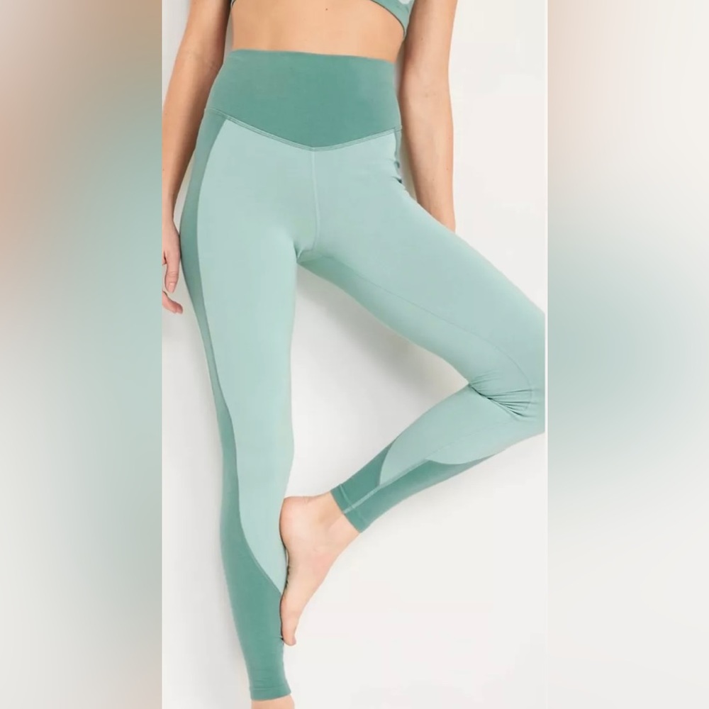Old Navy Active Extra High-Waisted PowerChill Two-Tone Compression Leggings